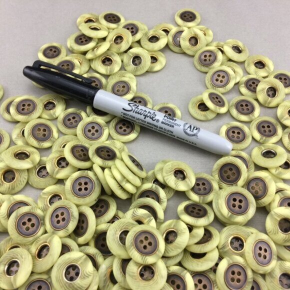 150 Vintage Plastic Swirl Green Buttons with Metal Centers - Picture 6 of 7